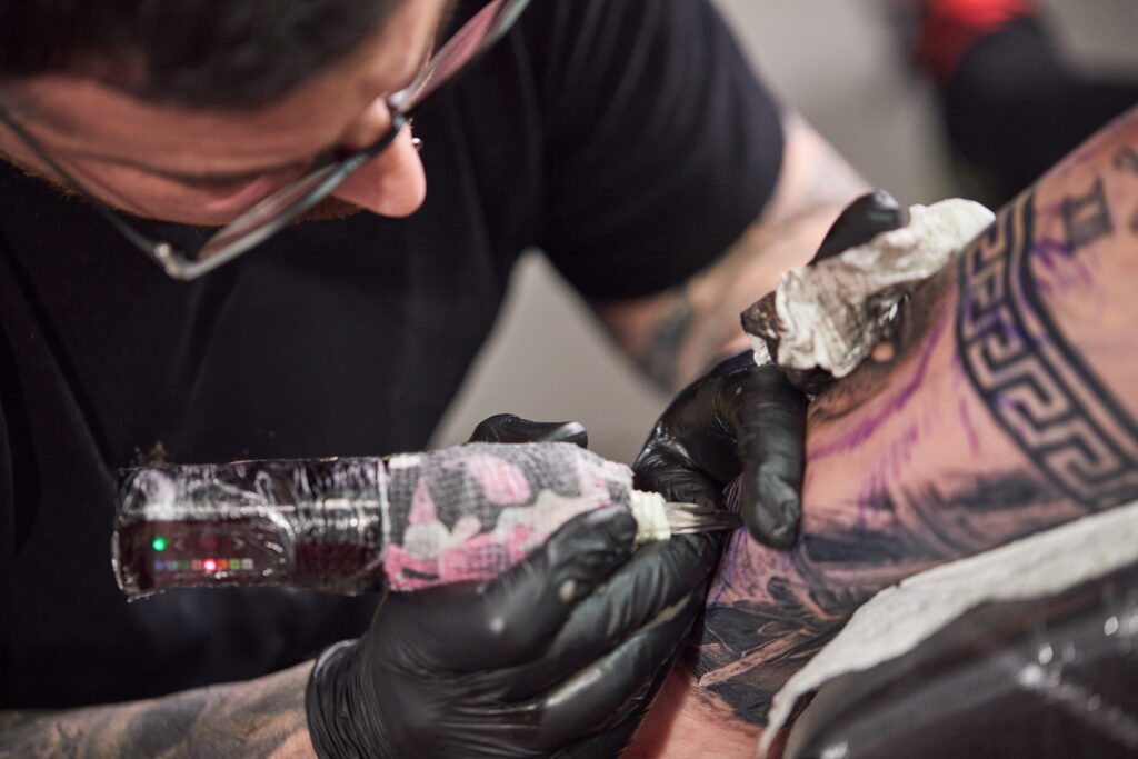 Tattoo Artist Σχολές: Πώς να Διαλέξεις την Κατάλληλη για Σένα