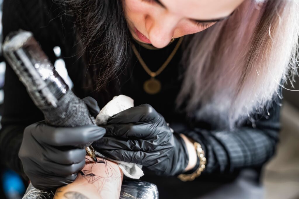 Τι Χρειάζεται για να Γίνεις Tattoo Artist: Δεξιότητες, Εξοπλισμός & Εκπαίδευση