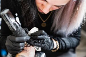 Τι Χρειάζεται για να Γίνεις Tattoo Artist: Δεξιότητες, Εξοπλισμός & Εκπαίδευση